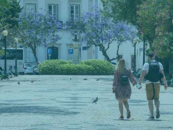 pessoas andando na praça em portugal