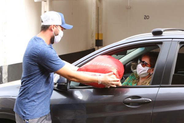 enrega de doações no carro