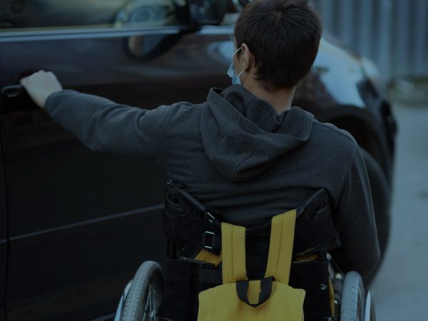 cadeirante entrando no carro