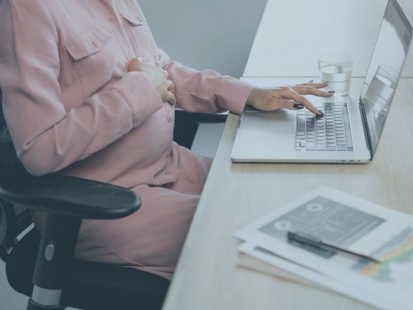 mulher grávida no trabalho