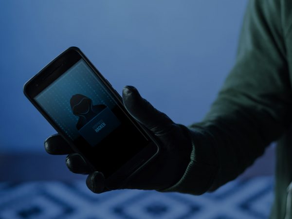 imagem de um celular hackeado