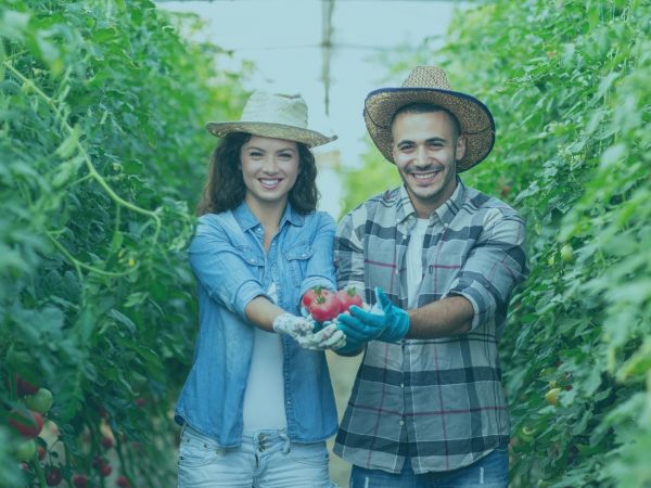 um homem e uma mulher no campo