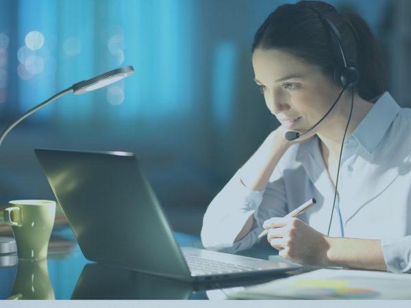 Mulher no computador trabalhando em casa