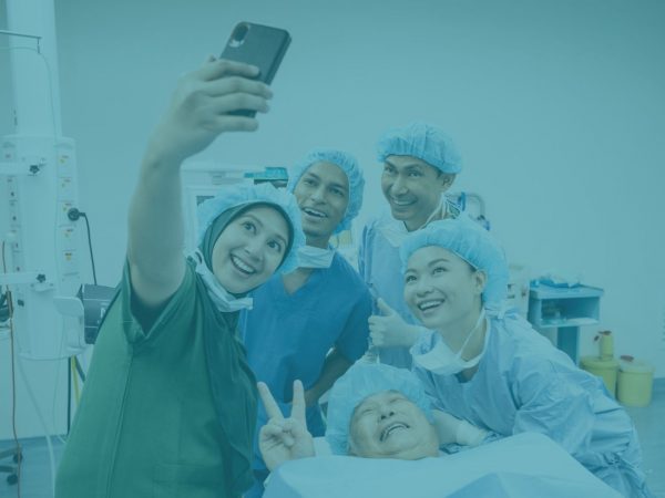 enfermeiras fazendo selfie com paciente no hospital