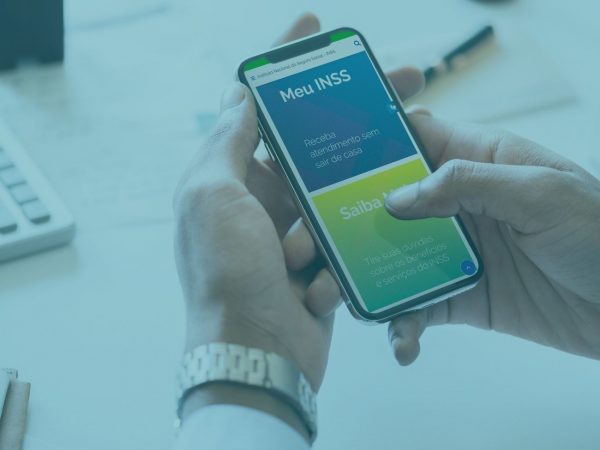 pessoa acessando site do inss pelo celular