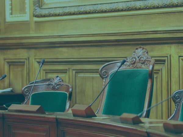 cadeiras de um tribunal de juntiça