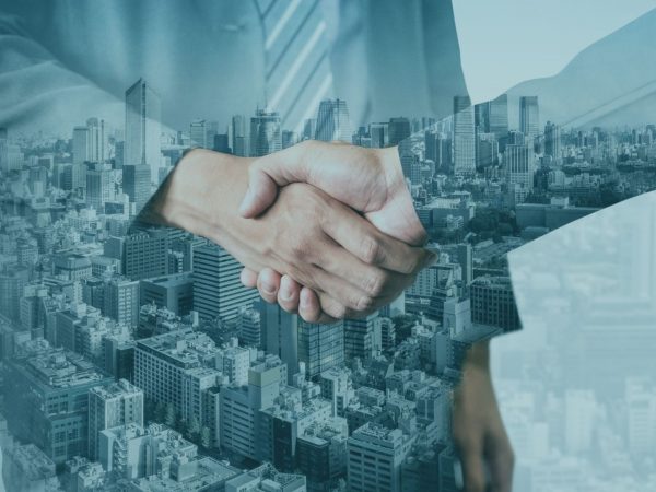 aperto de mão entre sócios