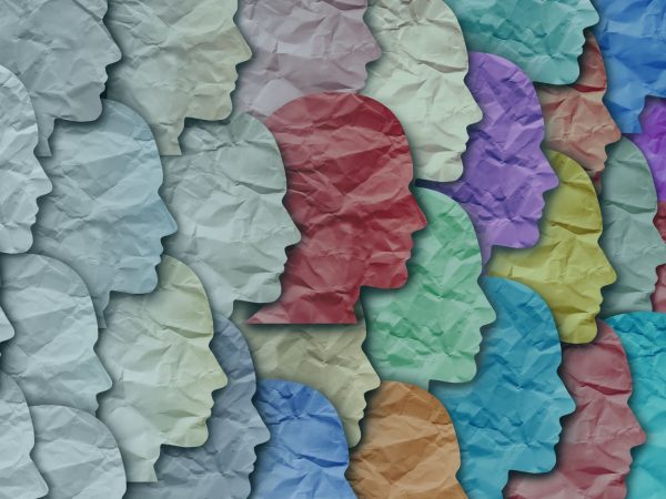folha de papel amassado formando rostos coloridos