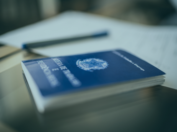 carteira de trabalho sob a mesa