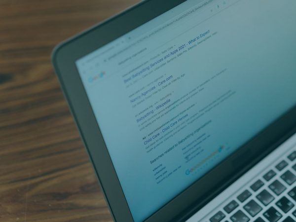 computador com página de pesquisa aberta