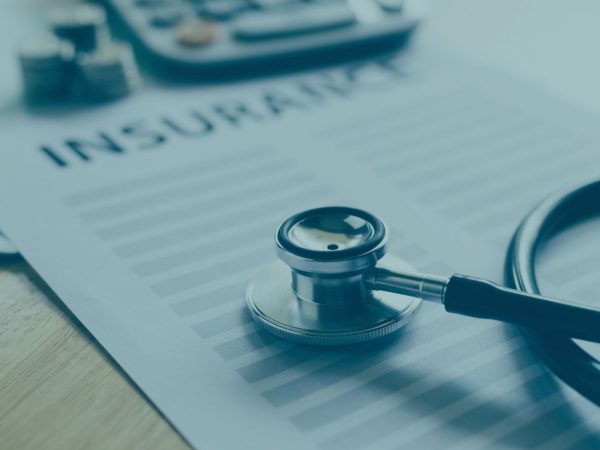 estetoscópio médico sobre a mesa e um contrato