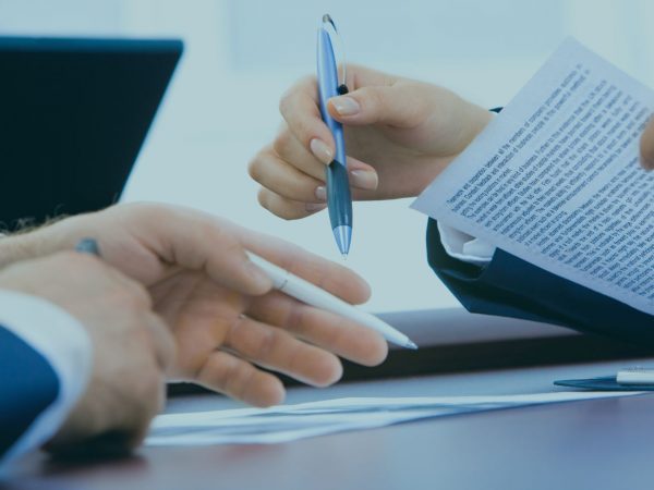 pessoa assinando contrato