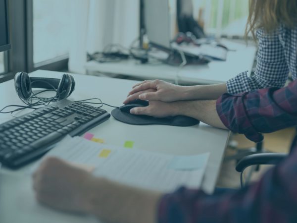 uma mão sobre a outro no uso do mouse do computador