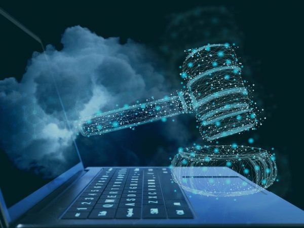 martelo do direito virtual saindo da tela de um computador