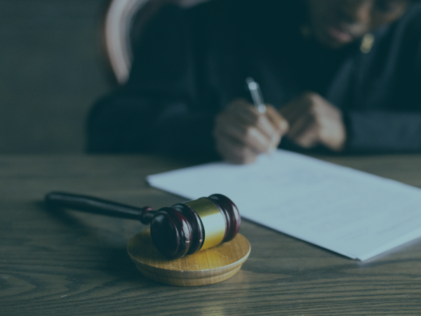 martelo direito sob a mesa