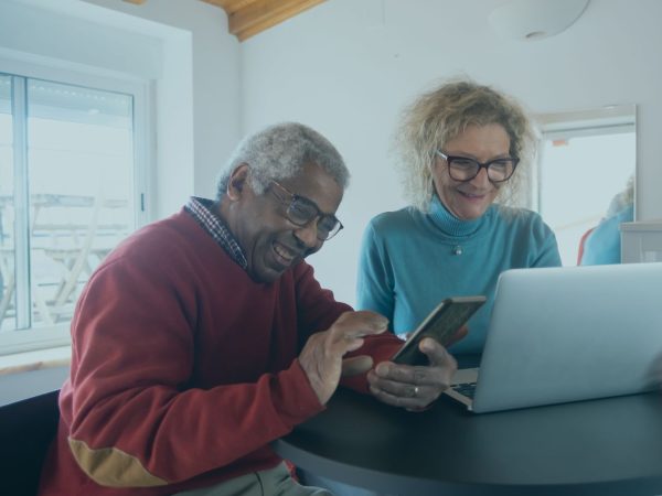 casal de idosos no celular no computador