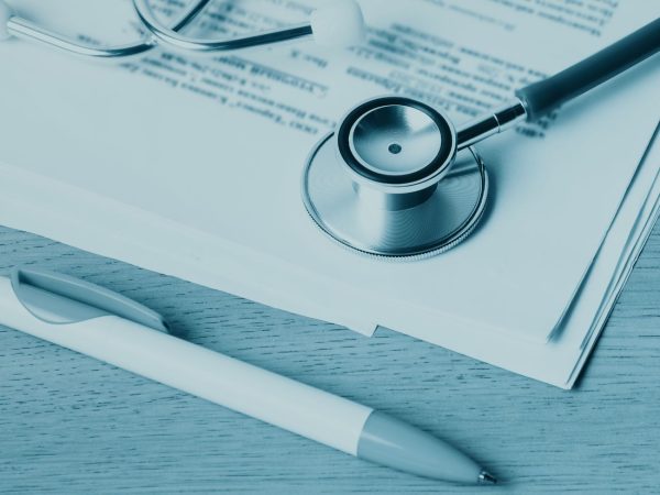 estetoscópio sob um documento