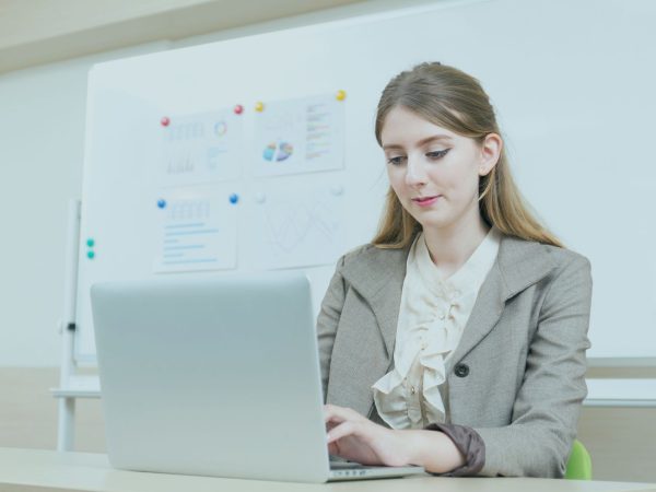 mulher usando o lap top