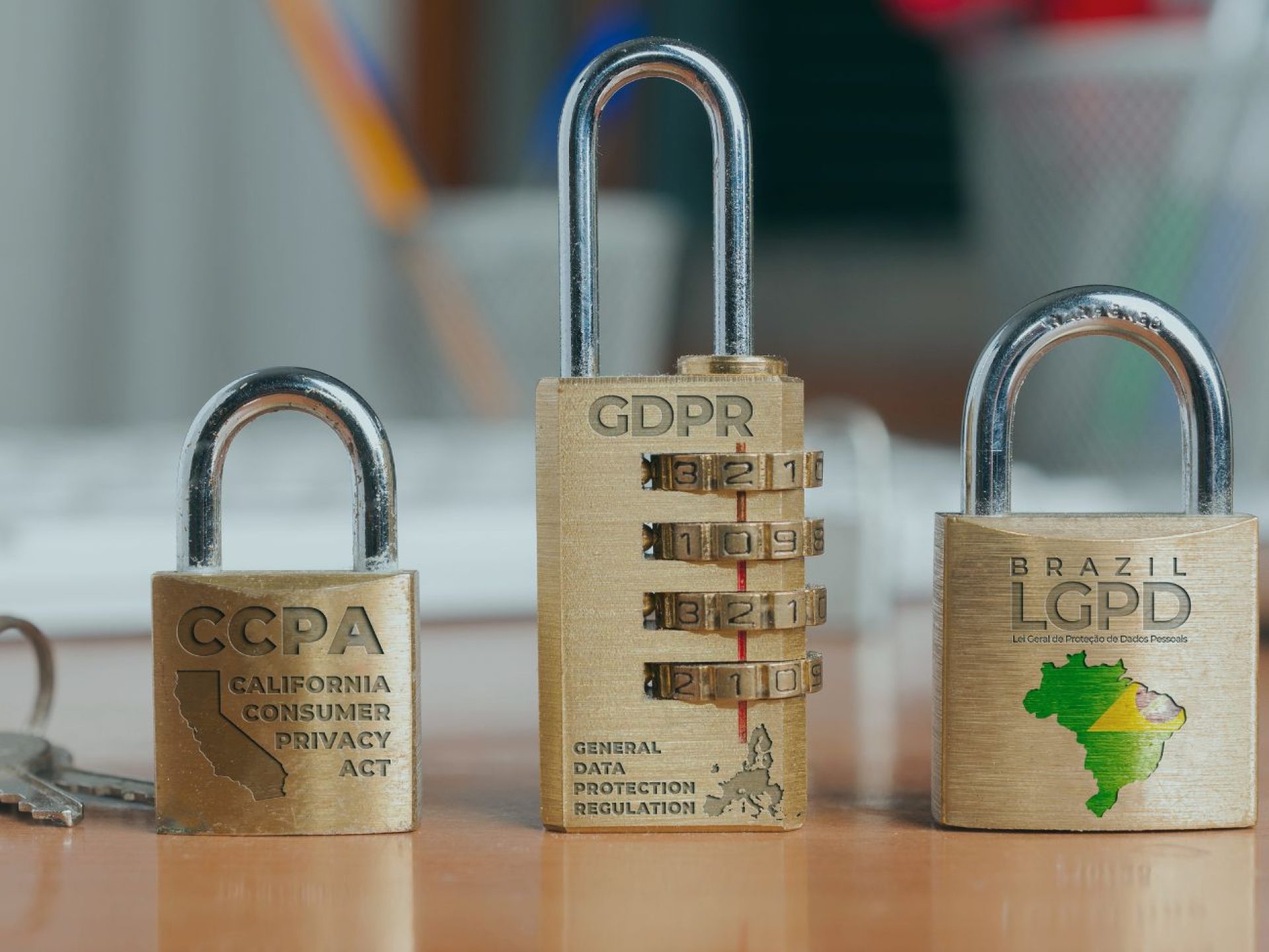 cadeados com tamanhos diferentes e logos lgpd e gdpr