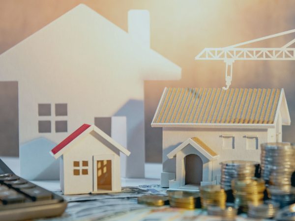 mesa com casa em miniatura e dinheiros