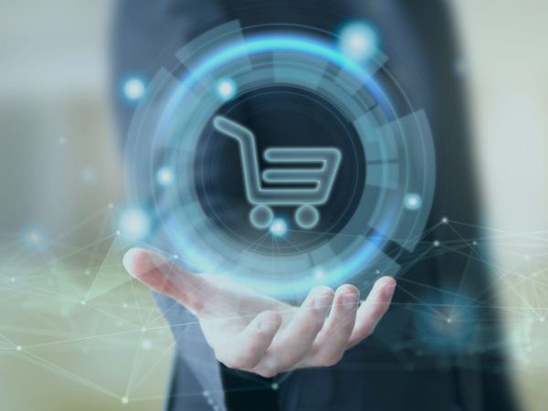 mão segurando um carrinho digital