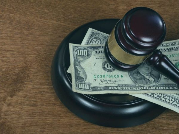 martelo batendo no dinheiro