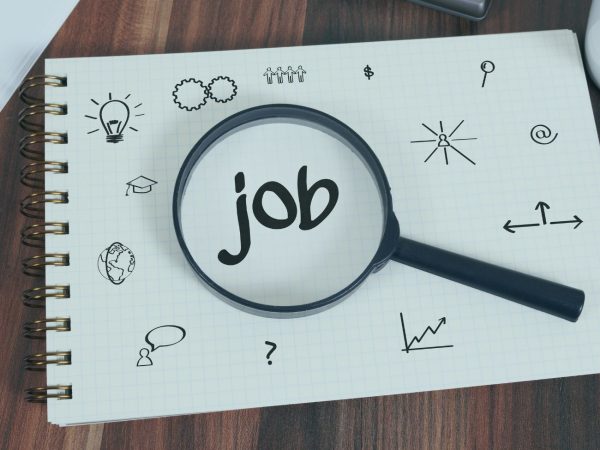 caderno com uma lupa dando zoom na palavra 