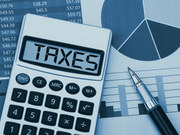 calculadora em cima de folhas de papel com gráficos