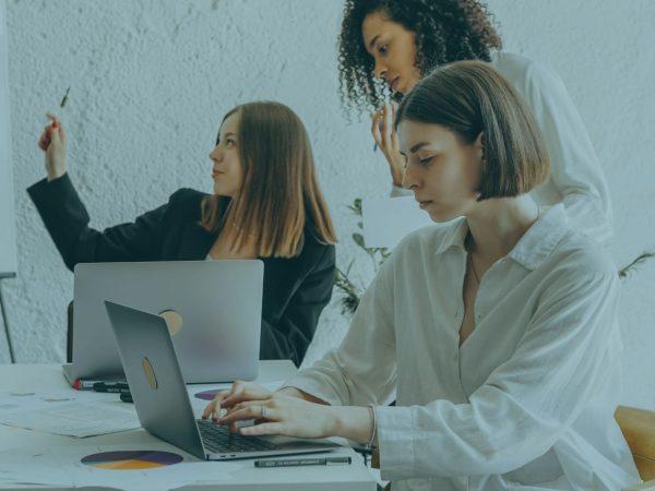 três mulheres trabalhando