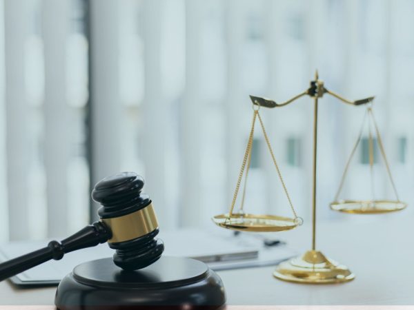 martelo e balança do diereito sobre a mesa