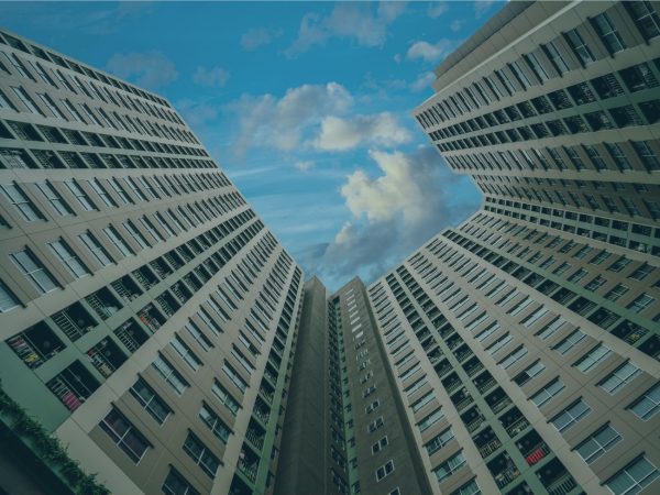 Dívidas de Condomínio Levam Imóveis com Alienação Fiduciária a Leilão