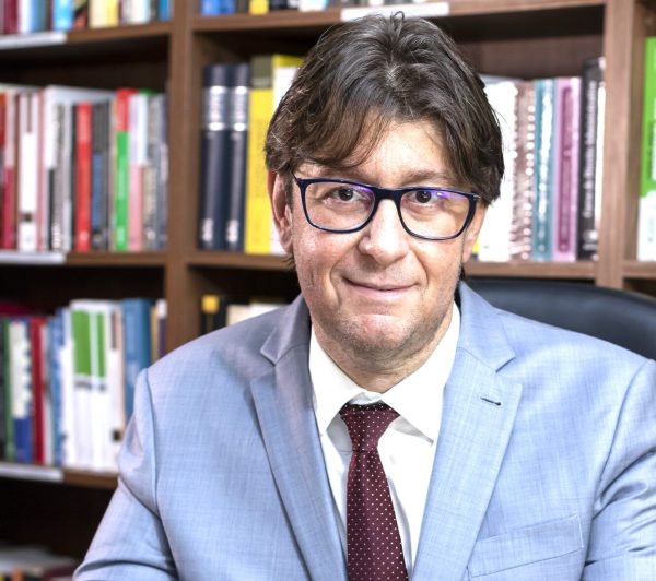 Sócio do escritório é homenageado em livro