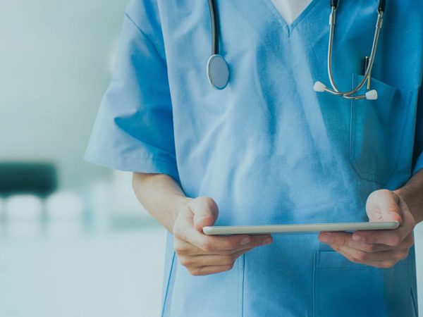 Médicos e outros profissionais de saúde devem emitir o Recibo Eletrônico de Prestação de Serviços de Saúde – o “Receita Saúde”. Descumprimento da obrigação sujeita o prestador a multas