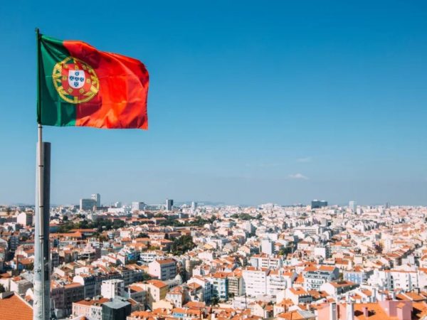 Nova legislação imigratória portuguesa impacta planos de brasileiros