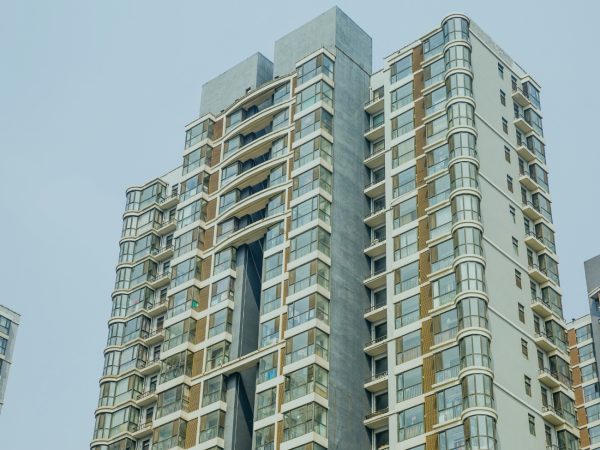 Decisão judicial reforça necessidade de revisão de convenções condominiais para rateio de despesas